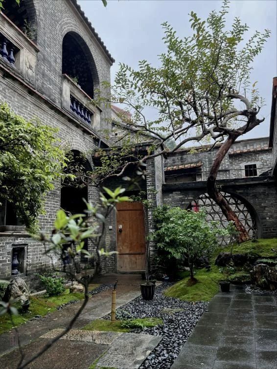 小布院子空间实景:灰砖院落与绿意